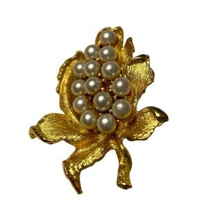 Brooch, Vintage Gold Leaf Cradling 14 Luminescent Pearls, Stunning.